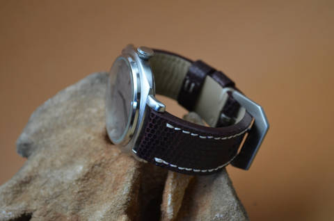 BURGUNDY SHINY II es una de nuestras correas reloj de piel hechas a mano, con lagarto salvador brillante. De color borgoña, con un espesor de 3.5 - 4 mm.