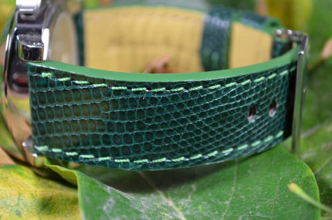 GREEN SHINY es una de nuestras correas reloj de piel hechas a mano, con lagarto salvador brillante. De color verde, con un espesor de 3.5 - 4 mm.
