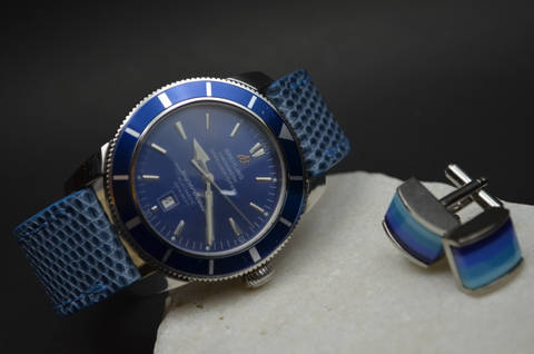 LIGHT BLUE SHINY es una de nuestras correas reloj de piel hechas a mano, con lagarto salvador brillante. De color azul claro, con un espesor de 3.5 - 4 mm.