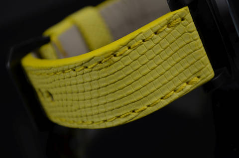 YELLOW MATTE es una de nuestras correas reloj de piel hechas a mano, con lagarto salvador mate. De color amarillo, con un espesor de 3.5 - 4 mm.