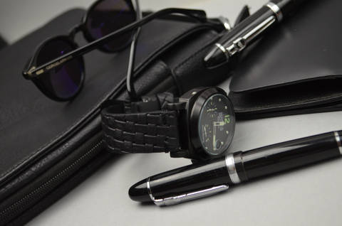 BRAIDY BLACK I es una de nuestras correas reloj de piel hechas a mano, con piel de becerro realzado. De color negro, con un espesor de 4 - 4.5 mm.