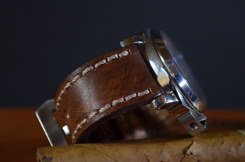 NEW BROWN III es una de nuestras correas reloj de piel hechas a mano, con piel de becerro evejecida. De color marron aceite , con un espesor de 4 - 4.5 mm.