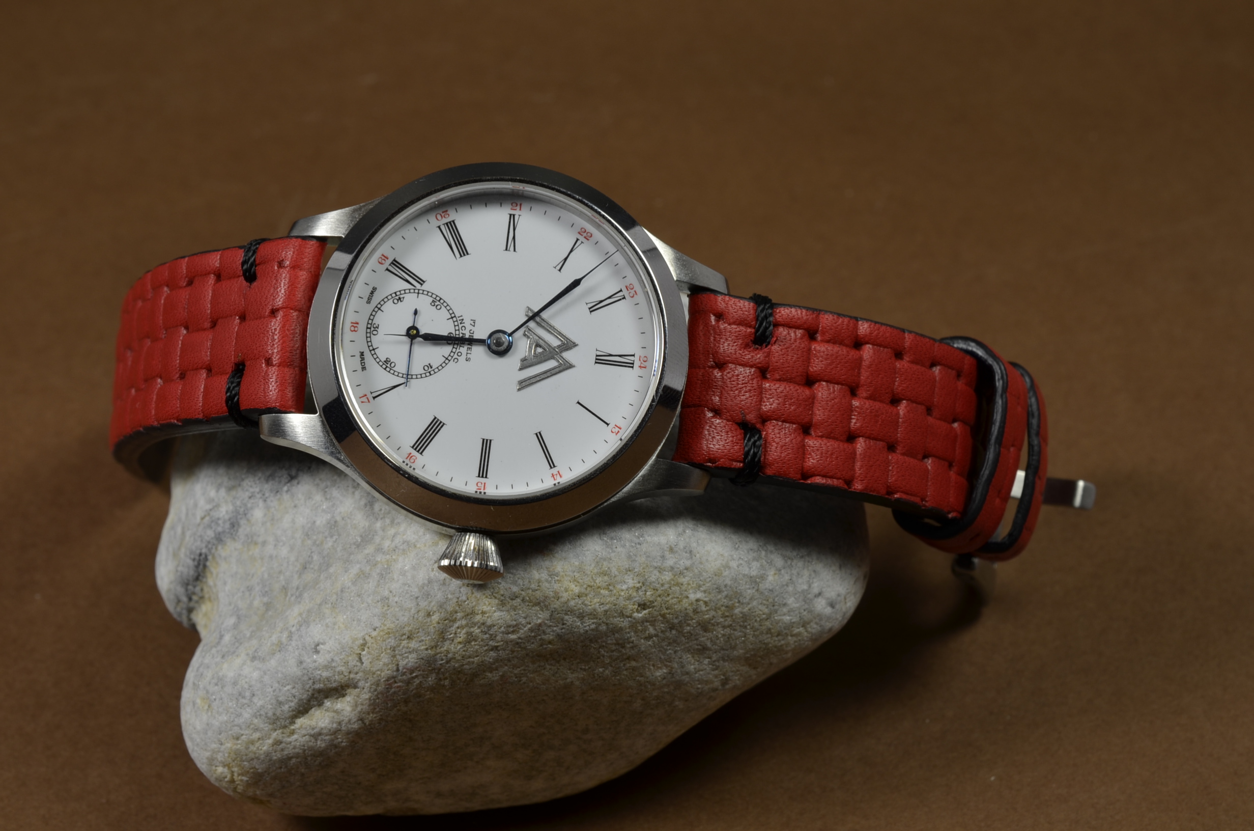 BRAIDY RED II es una de nuestras correas reloj de piel hechas a mano, con piel de becerro realzado. De color rojo, con un espesor de 4 - 4.5 mm.