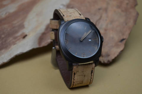 CORK I es una de nuestras correas reloj de piel hechas a mano, con corcho natural. De color corcho, con un espesor de 3.5 - 4 mm.