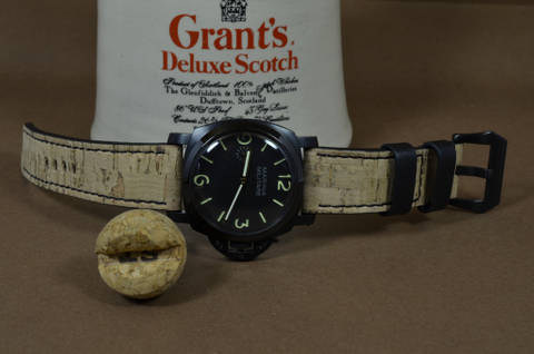 CORK III es una de nuestras correas reloj de piel hechas a mano, con corcho natural. De color corcho, con un espesor de 3.5 - 4 mm.
