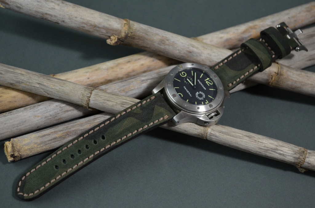 CRIPSIS es una de nuestras correas reloj de piel hechas a mano, con nobuk de becerro. De color camuflage, con un espesor de 4 - 4.5 mm.
