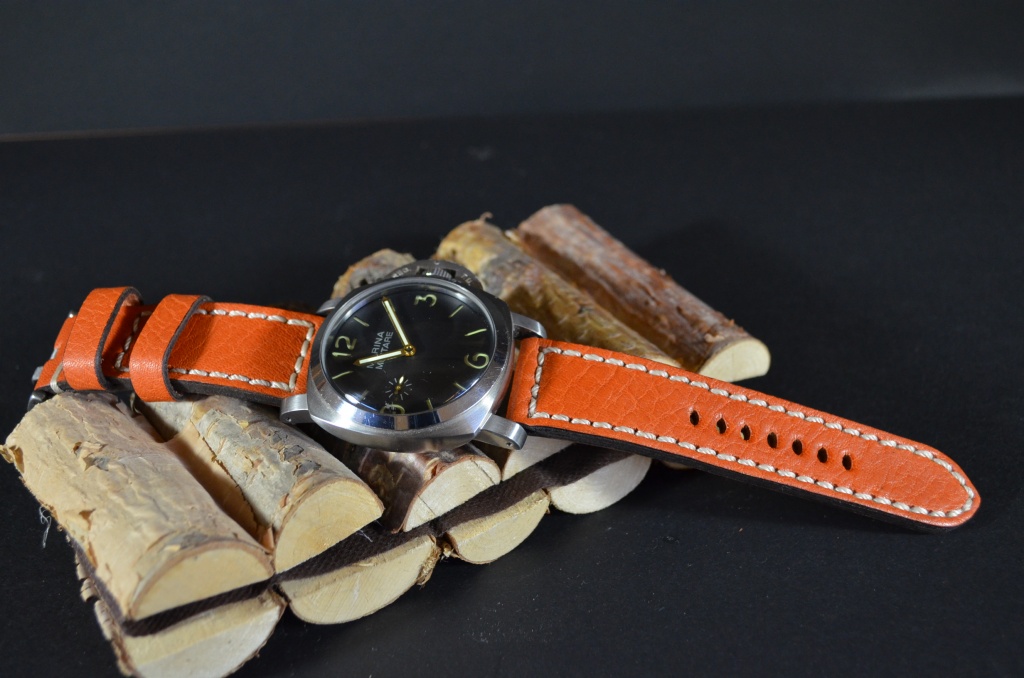 POLPA es una de nuestras correas reloj de piel hechas a mano, con piel de becerro. De color naranja, con un espesor de 4 - 4.5 mm.