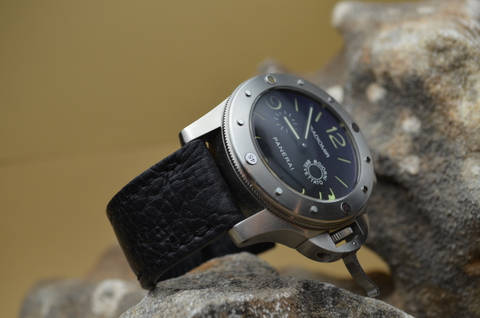 BLACK I es una de nuestras correas reloj de piel hechas a mano, con piel de karabú. De color negro, con un espesor de 3.5 - 4 mm.