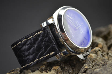 BLACK II es una de nuestras correas reloj de piel hechas a mano, con piel de karabú. De color negro, con un espesor de 3.5 - 4 mm.