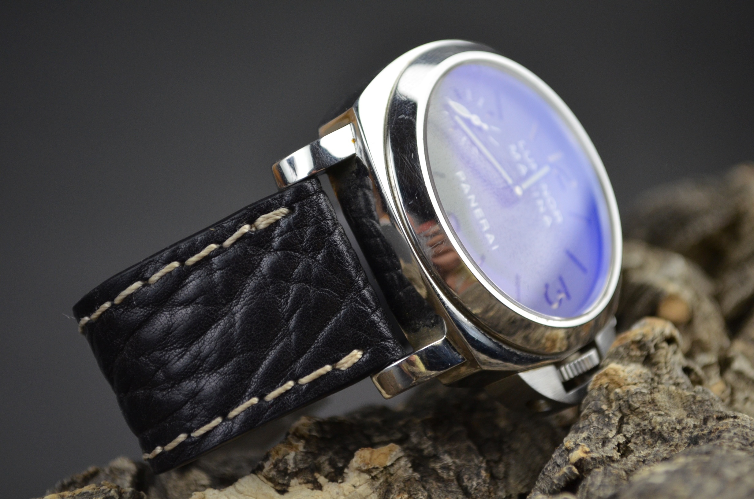BLACK II es una de nuestras correas reloj de piel hechas a mano, con piel de karabú. De color negro, con un espesor de 3.5 - 4 mm.