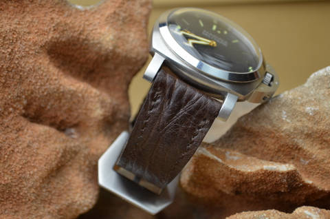 BROWN I es una de nuestras correas reloj de piel hechas a mano, con piel de karabú. De color marron, con un espesor de 3.5 - 4 mm.