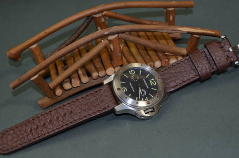 BROWN I MATTE es una de nuestras correas reloj de piel hechas a mano, con piel de karabú. De color marron, con un espesor de 3.5 - 4 mm.
