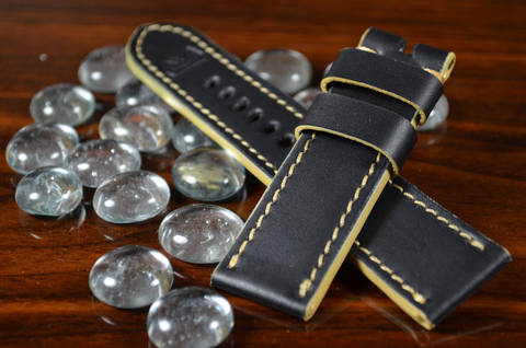 BEIGE es una de nuestras correas reloj de piel hechas a mano, con piel de becerro. De color beige, con un espesor de 3.5 - 4 mm.
