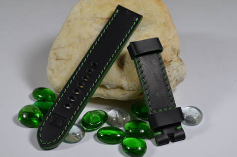 GREEN es una de nuestras correas reloj de piel hechas a mano, con piel de becerro. De color verde, con un espesor de 3.5 - 4 mm.