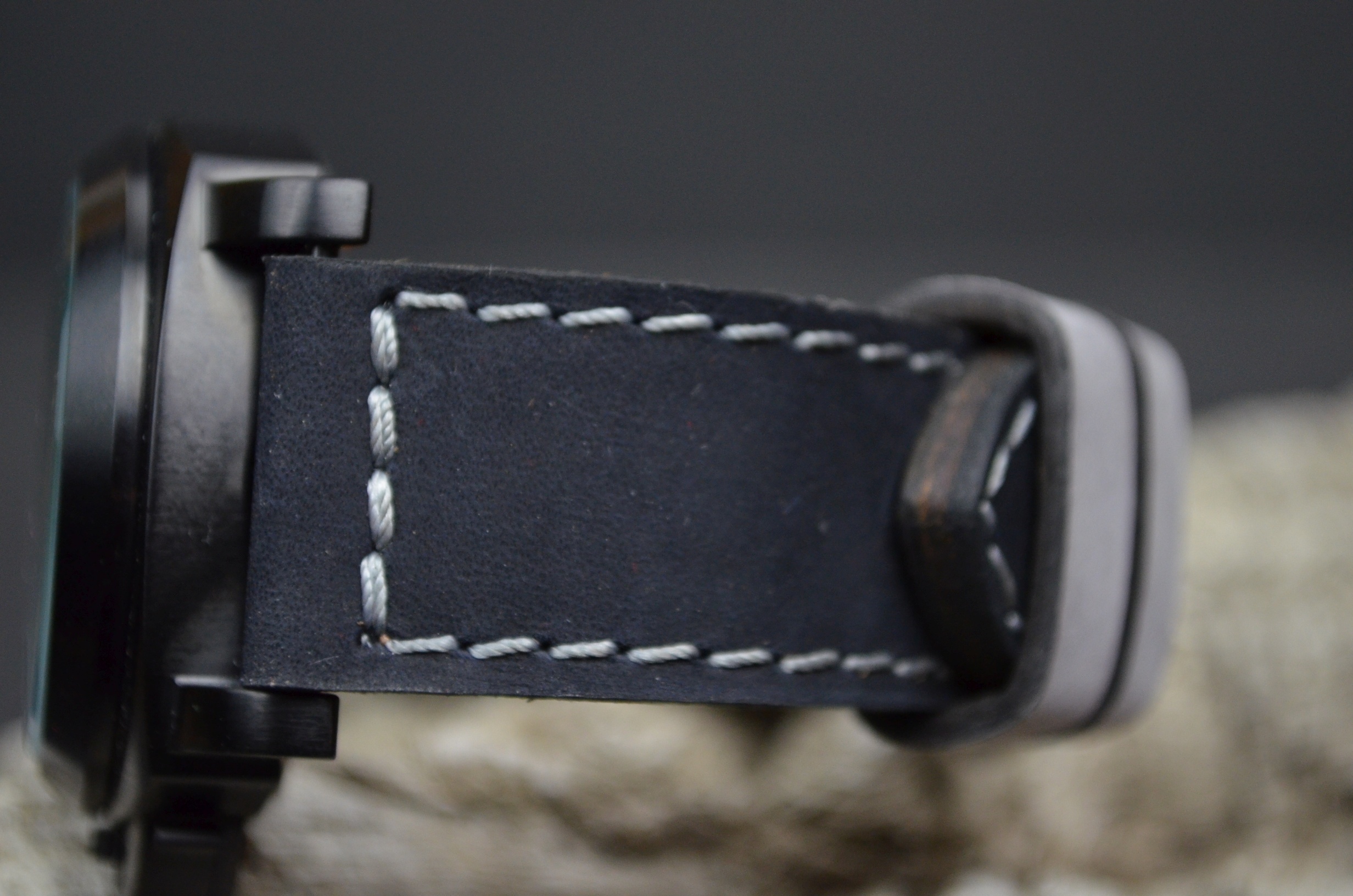 BLACK GREY es una de nuestras correas reloj de piel hechas a mano, con nobuk de becerro. De color gris oscuro, con un espesor de 3.5 - 4 mm.