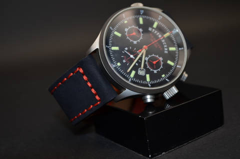 BLACK RED es una de nuestras correas reloj de piel hechas a mano, con nobuk de becerro. De color negro rojo, con un espesor de 3.5 - 4 mm.