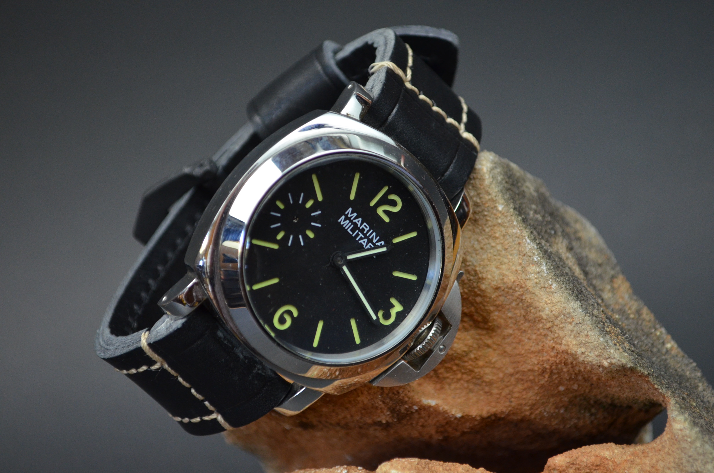 BLACK II es una de nuestras correas reloj de piel hechas a mano, con piel de becerro. De color negro, con un espesor de 4 - 4.5 mm.