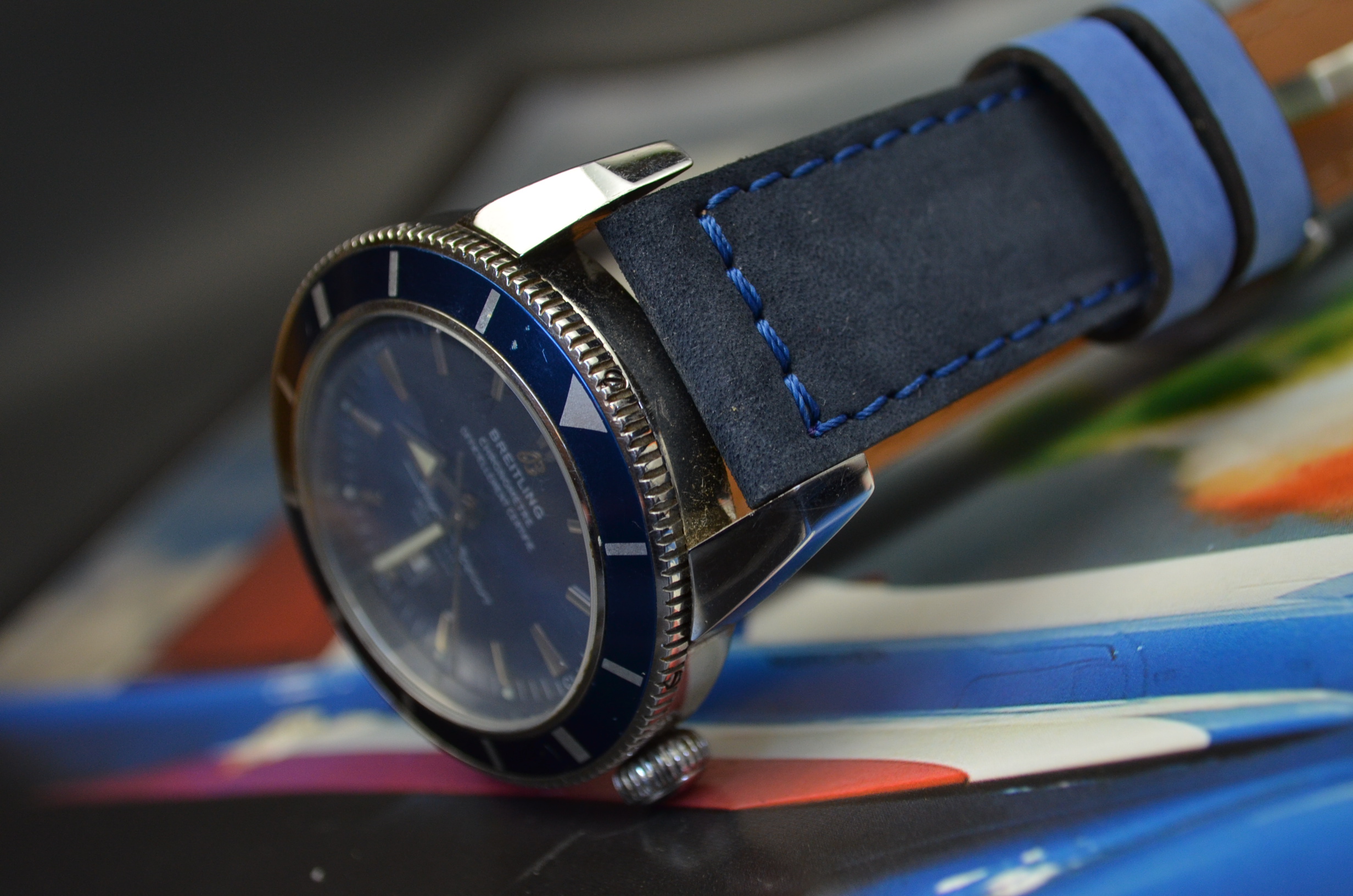 BLUE NAVY BLUE es una de nuestras correas reloj de piel hechas a mano, con nobuk de becerro. De color azul azul marino, con un espesor de 3.5 - 4 mm.