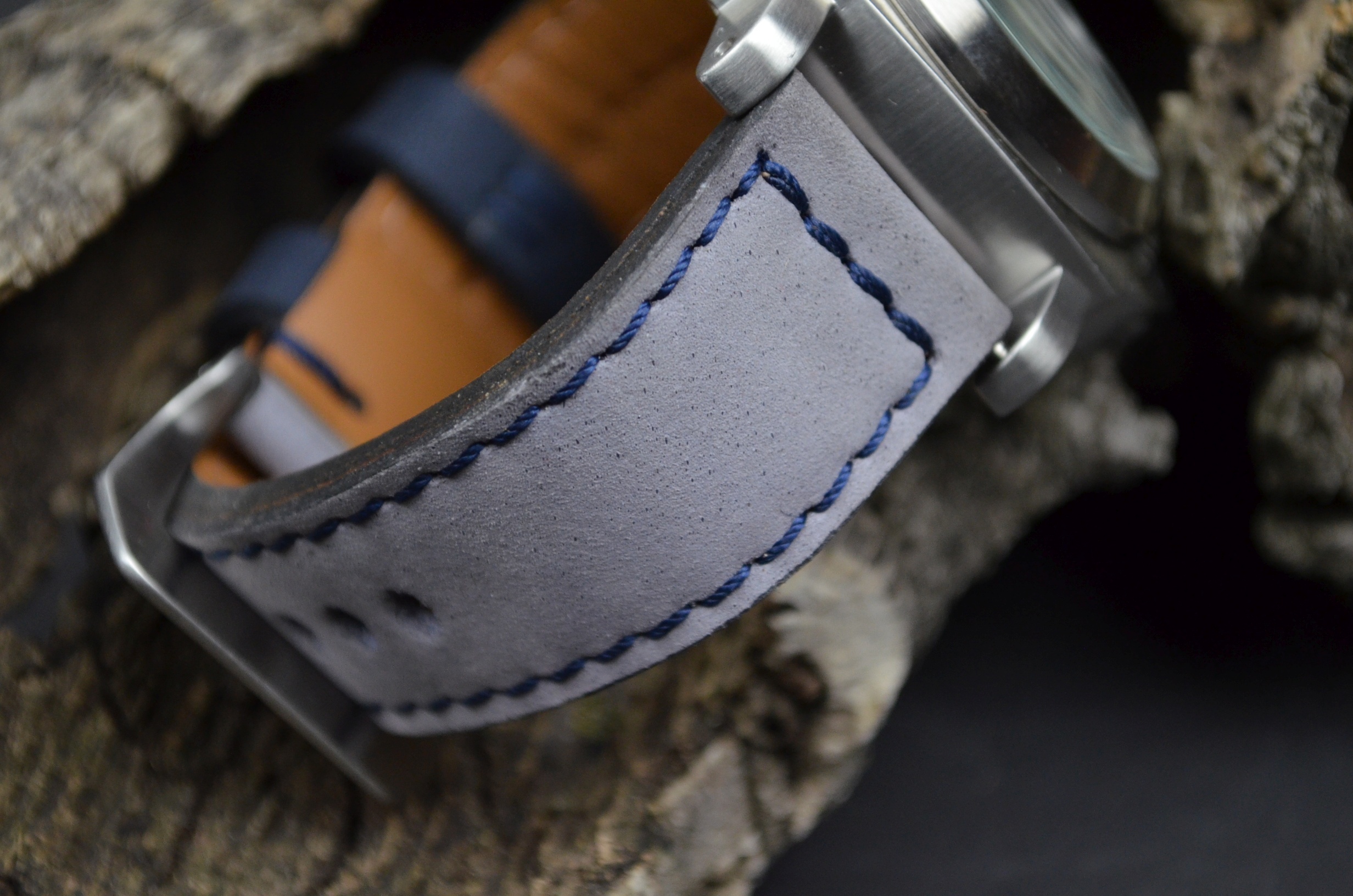 GREY BLUE es una de nuestras correas reloj de piel hechas a mano, con nobuk de becerro. De color gris azul, con un espesor de 3.5 - 4 mm.