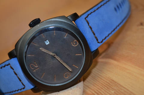 NAVY BLUE BROWN es una de nuestras correas reloj de piel hechas a mano, con nobuk de becerro. De color azul marino marrón, con un espesor de 3.5 - 4 mm.