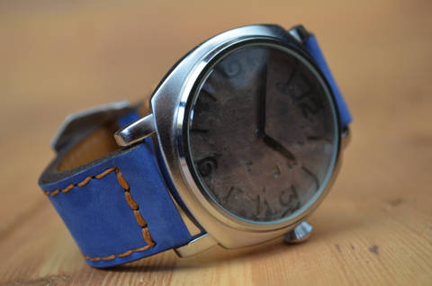 NAVY BLUE HAVANA es una de nuestras correas reloj de piel hechas a mano, con nobuk de becerro. De color azul marino havana, con un espesor de 3.5 - 4 mm.