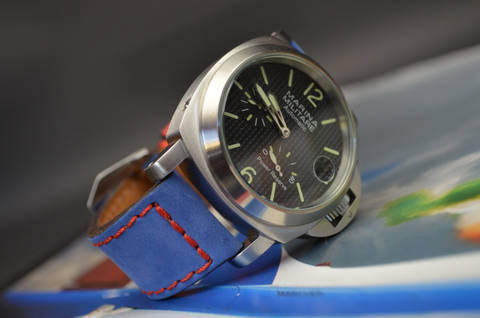 NAVY BLUE RED es una de nuestras correas reloj de piel hechas a mano, con nobuk de becerro. De color azul marino rojo, con un espesor de 3.5 - 4 mm.
