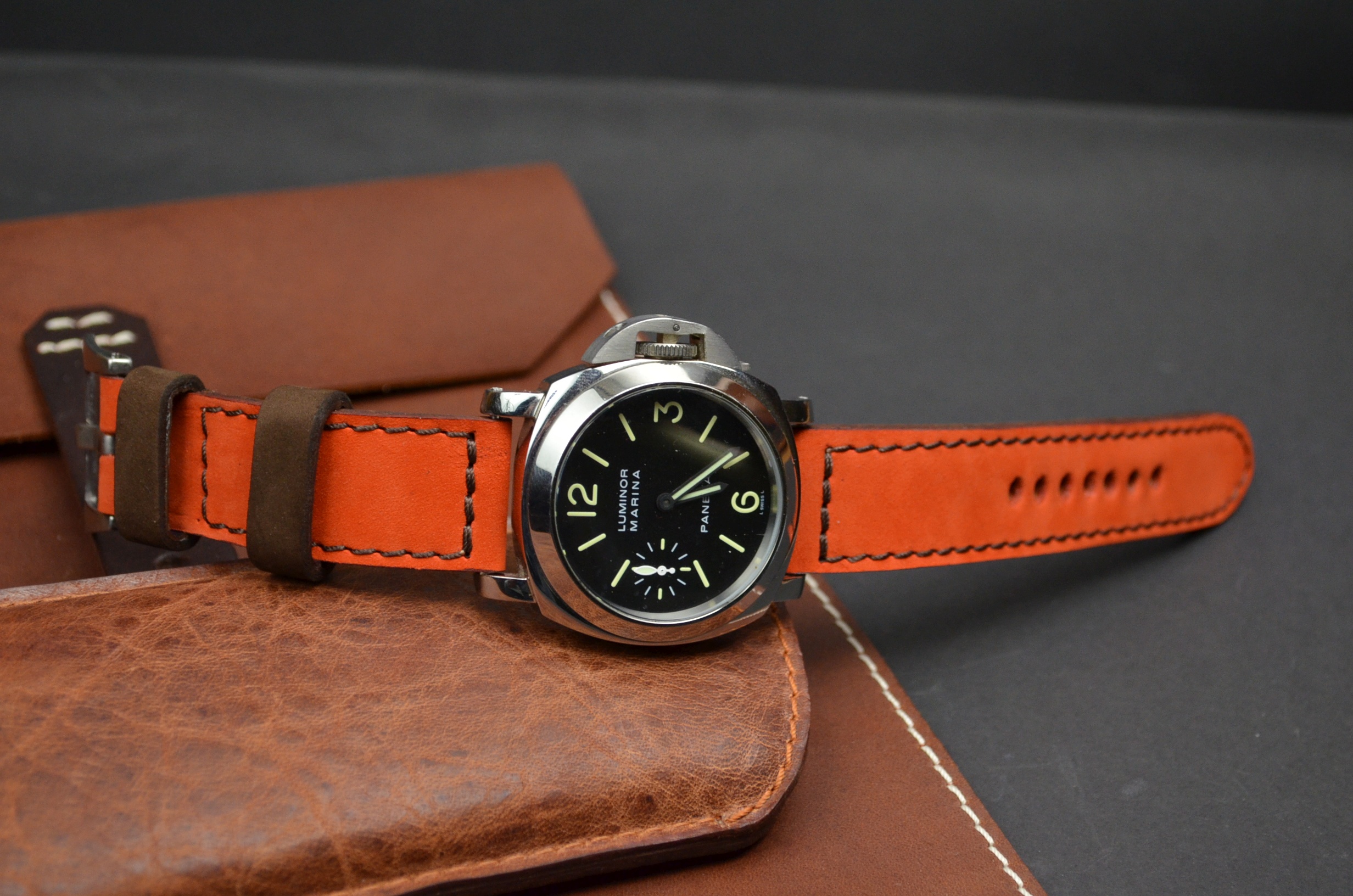ORANGE BROWN es una de nuestras correas reloj de piel hechas a mano, con nobuk de becerro. De color marrón naranja, con un espesor de 3.5 - 4 mm.