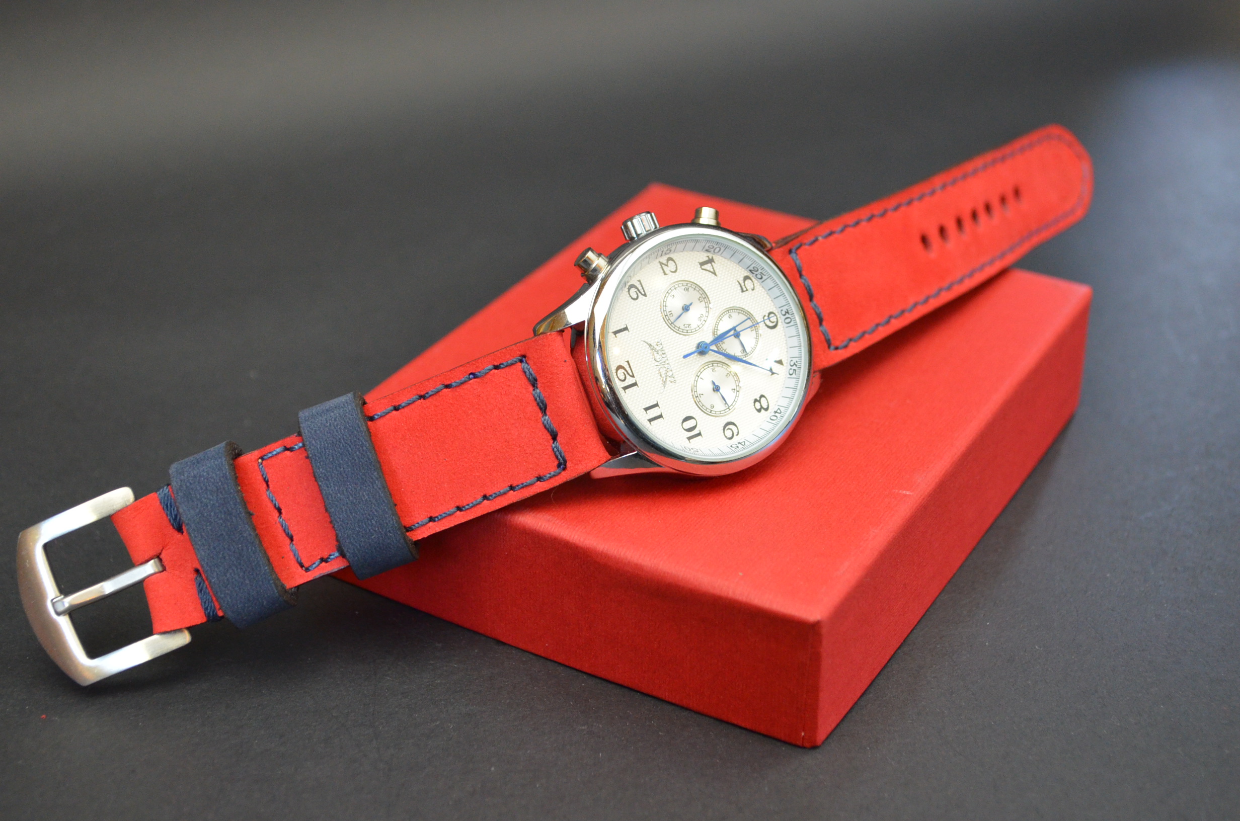 RED BLUE es una de nuestras correas reloj de piel hechas a mano, con nobuk de becerro. De color rojo azul, con un espesor de 3.5 - 4 mm.