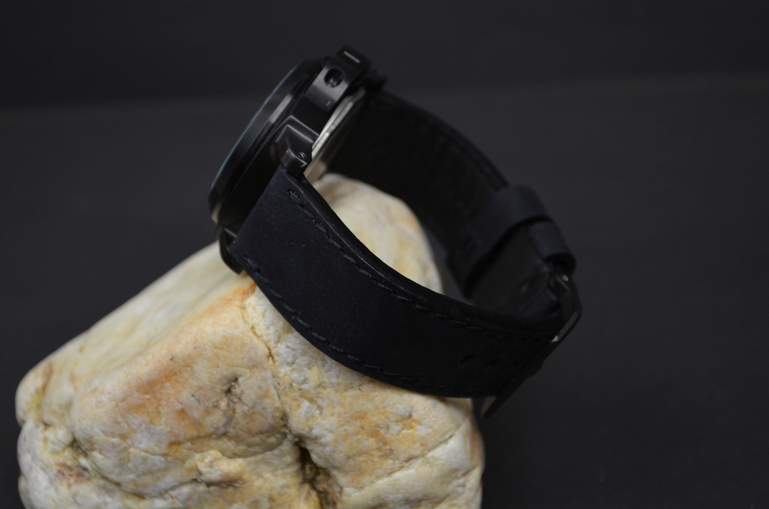 I BLACK es una de nuestras correas reloj de piel hechas a mano, con nobuk de becerro. De color negro, con un espesor de 3.5 - 4 mm.