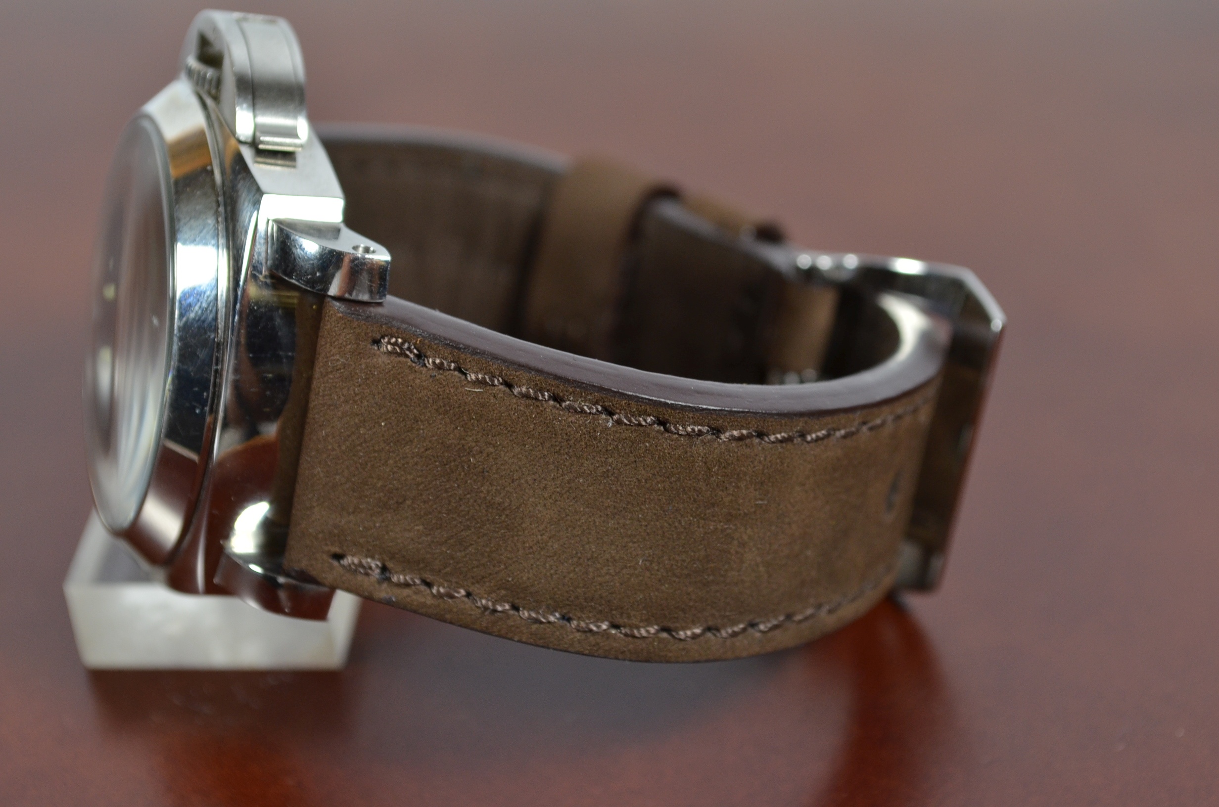 I BROWN is one of our hand crafted watch straps. Available in brown color, 3.5 - 4 mm thick.