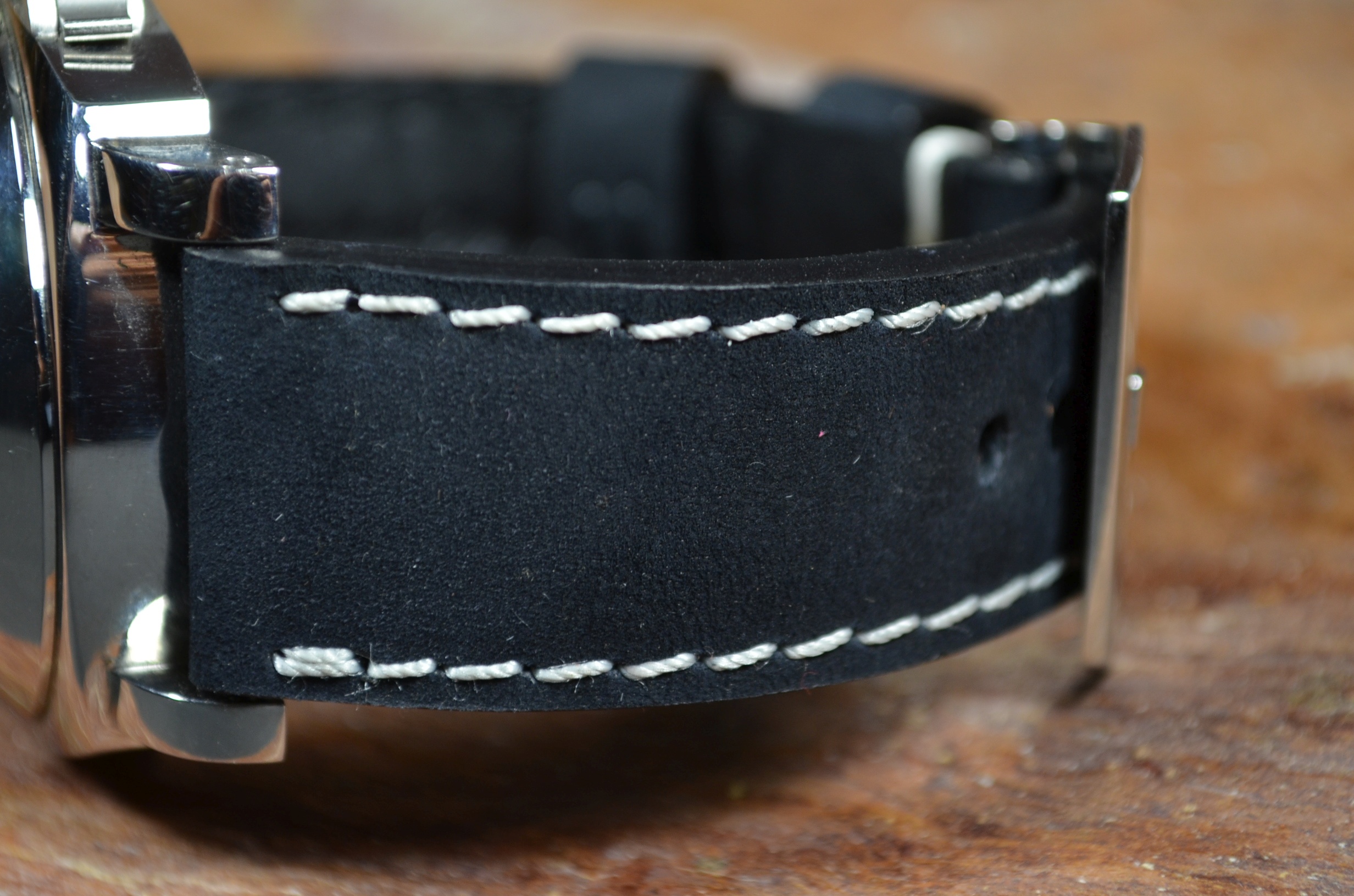 II BLACK es una de nuestras correas reloj de piel hechas a mano, con nobuk de becerro. De color negro, con un espesor de 4 - 4.5 mm.