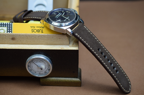 II BROWN es una de nuestras correas reloj de piel hechas a mano, con nobuk de becerro. De color marron, con un espesor de 3.5 - 4 mm.