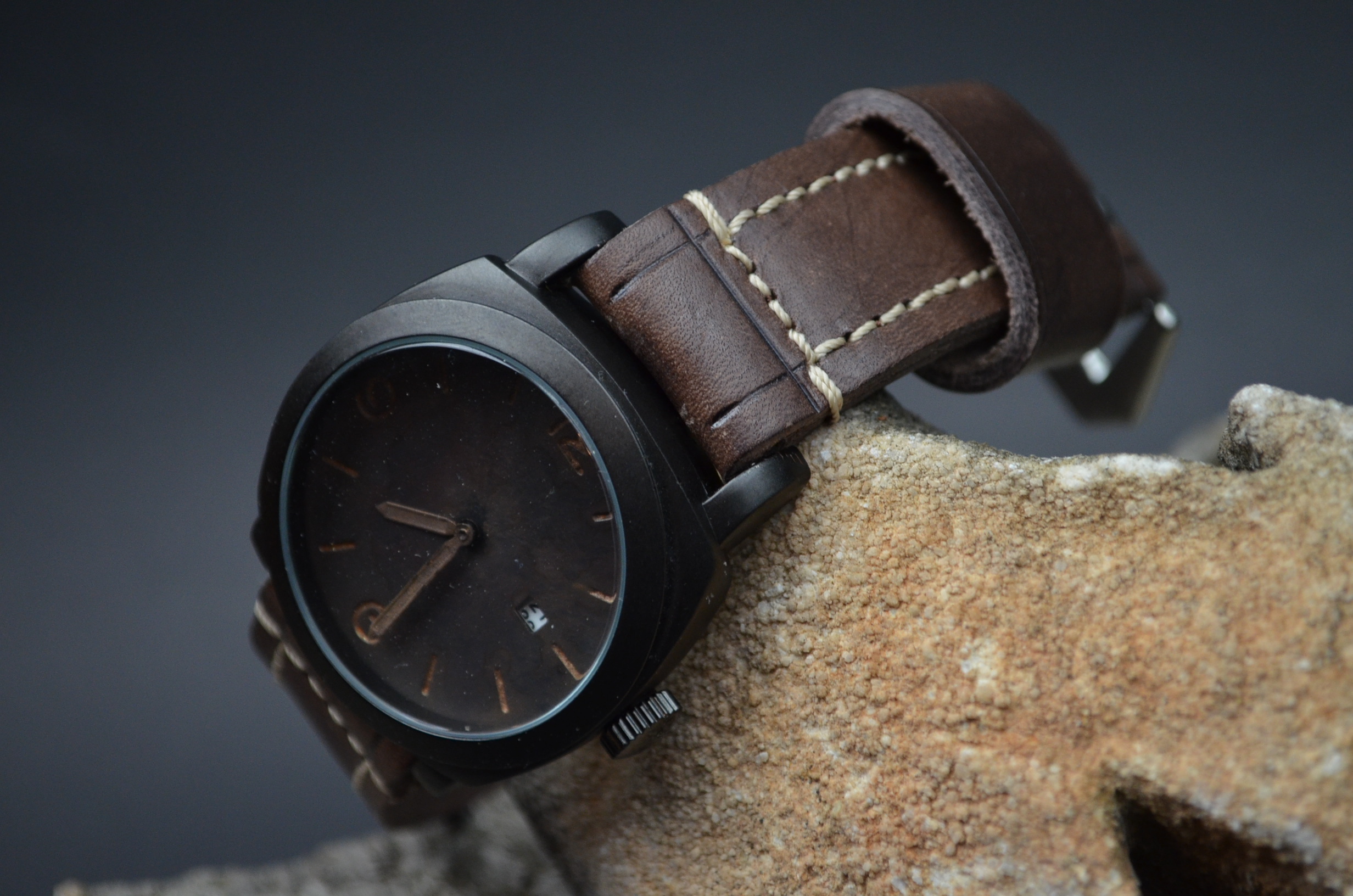 BROWN II es una de nuestras correas reloj de piel hechas a mano, con piel de becerro. De color marron, con un espesor de 4 - 4.5 mm.