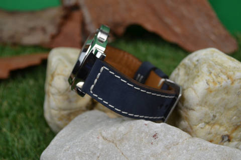 II MARINE BLUE es una de nuestras correas reloj de piel hechas a mano, con nobuk de becerro. De color azul marina, con un espesor de 3.5 - 4 mm.