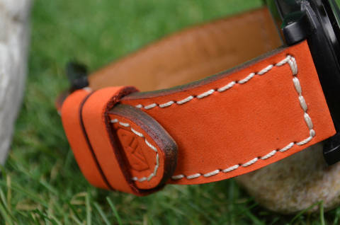 II ORANGE es una de nuestras correas reloj de piel hechas a mano, con nobuk de becerro. De color naranja, con un espesor de 3.5 - 4 mm.