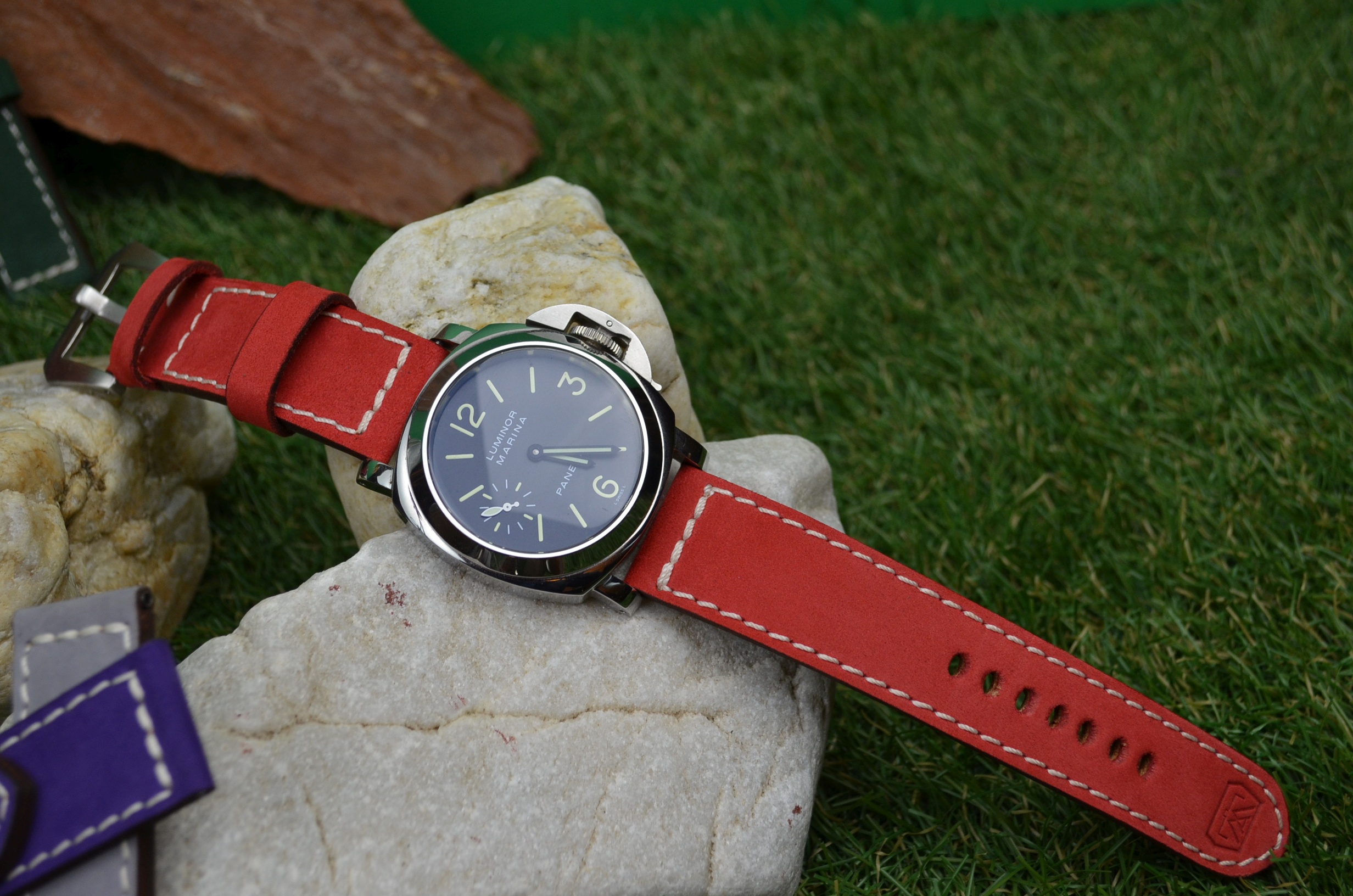 II RED es una de nuestras correas reloj de piel hechas a mano, con nobuk de becerro. De color rojo, con un espesor de 3.5 - 4 mm.