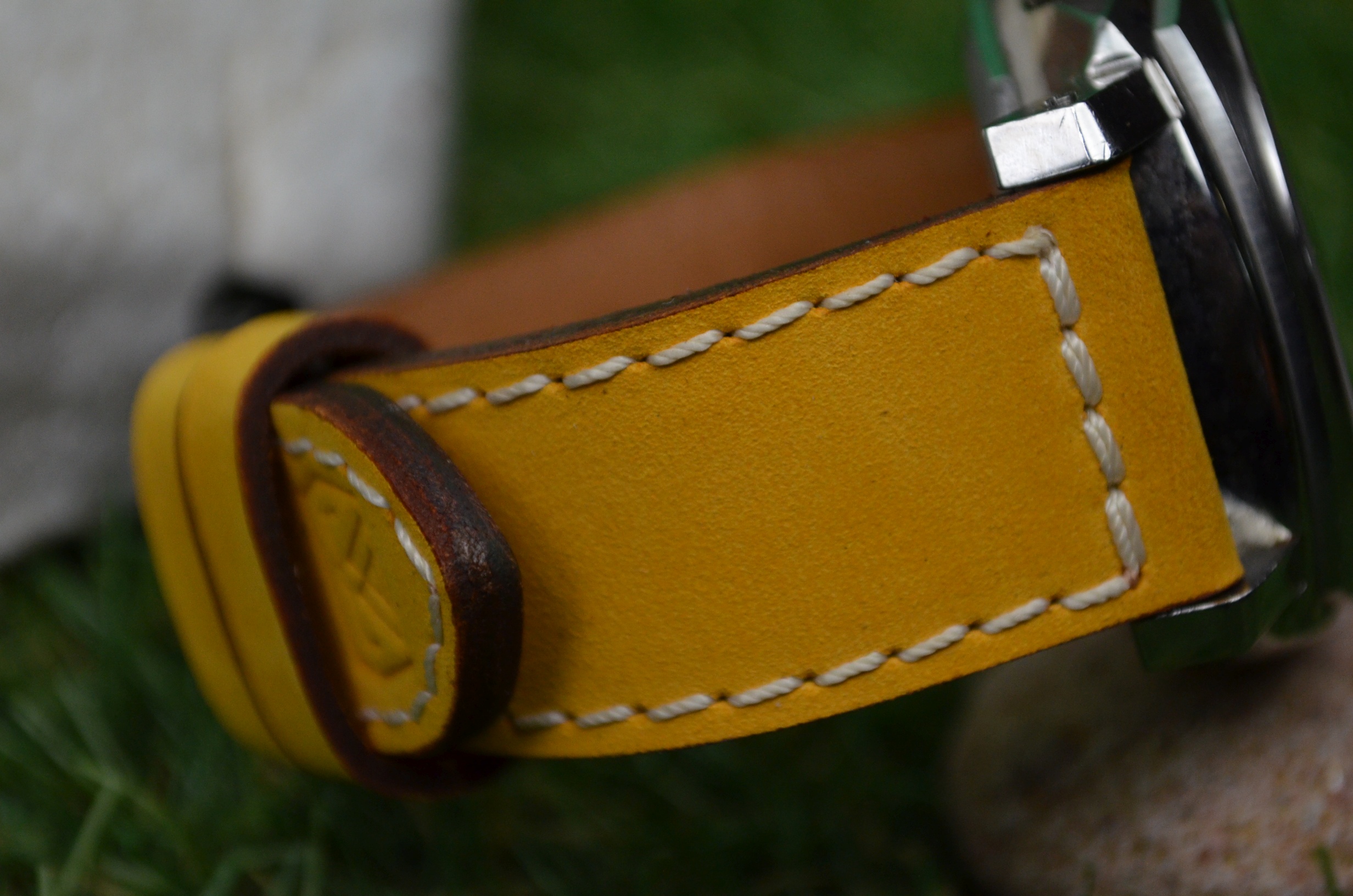 II YELLOW es una de nuestras correas reloj de piel hechas a mano, con nobuk de becerro. De color amarillo, con un espesor de 3.5 - 4 mm.