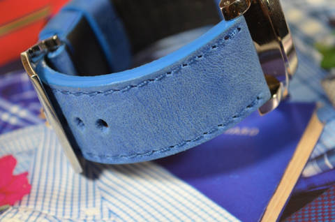 BLUE es una de nuestras correas reloj de piel hechas a mano, con cuero joven. De color azul, con un espesor de 3.5 - 4 mm.