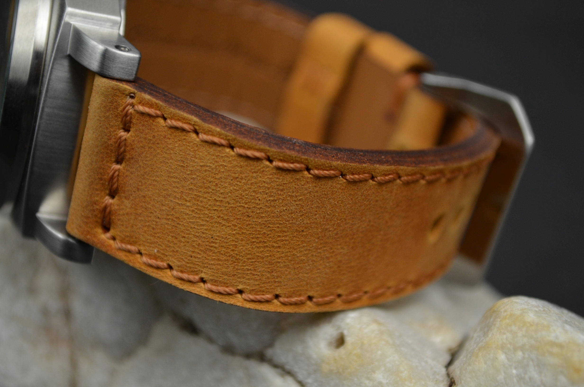 HAZELNUT es una de nuestras correas reloj de piel hechas a mano, con cuero joven. De color avellana, con un espesor de 3.5 - 4 mm.