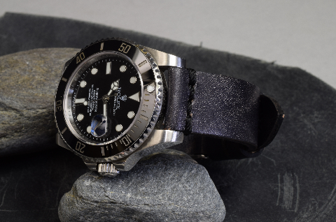 NEW BLACK I es una de nuestras correas reloj de piel hechas a mano, con piel de becerro evejecida. De color negro petroleo, con un espesor de 3 - 3.5 mm.
