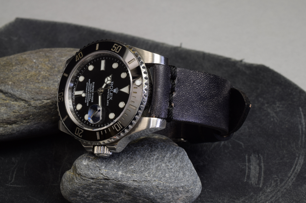 NEW BLACK I is one of our hand crafted watch straps. Available in oil black color, 3 - 3.5 mm thick.