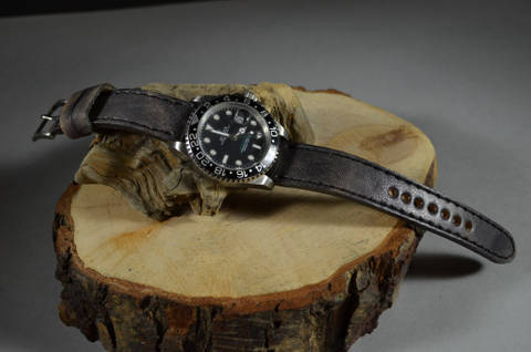 NEW BLACK III es una de nuestras correas reloj de piel hechas a mano, con piel de becerro evejecida. De color negro petroleo, con un espesor de 3 - 3.5 mm.