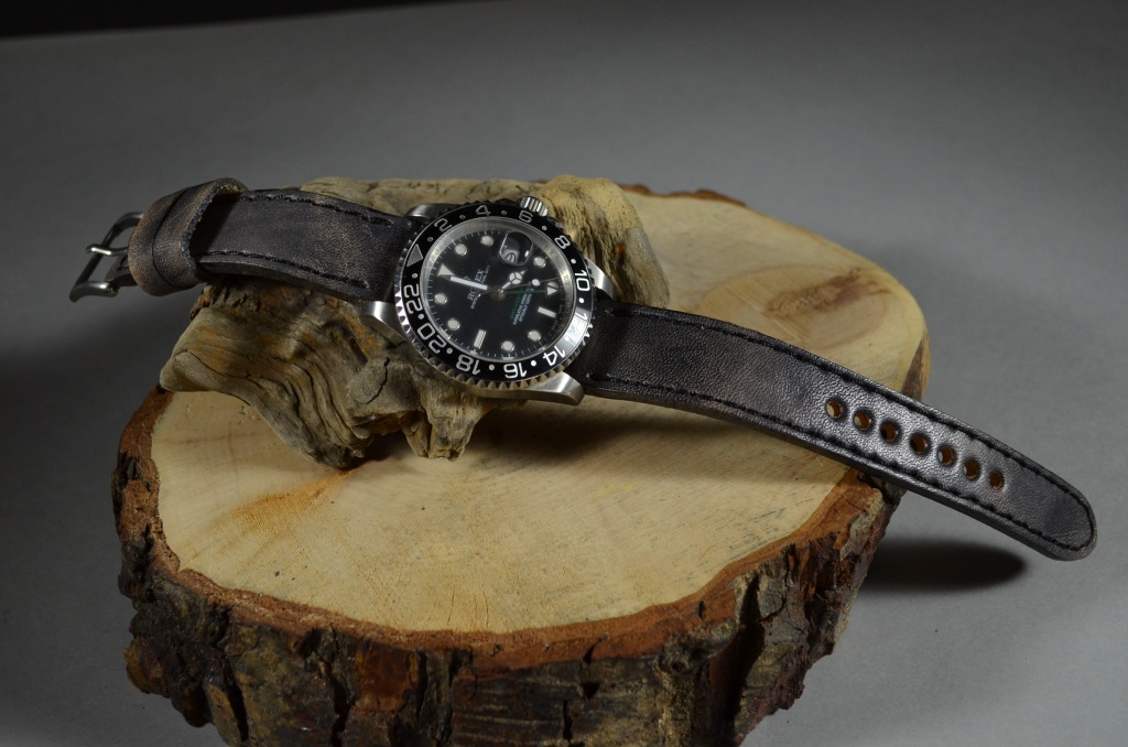 NEW BLACK III is one of our hand crafted watch straps. Available in oil black color, 3 - 3.5 mm thick.