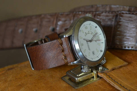 NEW BROWN I es una de nuestras correas reloj de piel hechas a mano, con piel de becerro evejecida. De color marron aceite , con un espesor de 3 - 3.5 mm.