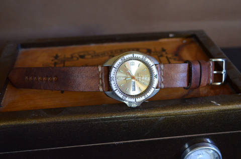 NEW BROWN II es una de nuestras correas reloj de piel hechas a mano, con piel de becerro evejecida. De color marron aceite , con un espesor de 3 - 3.5 mm.