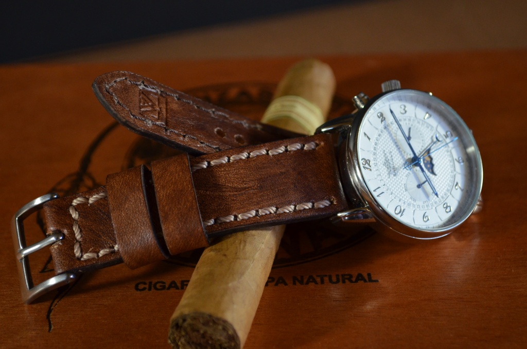 NEW BROWN III es una de nuestras correas reloj de piel hechas a mano, con piel de becerro evejecida. De color marron aceite , con un espesor de 3 - 3.5 mm.