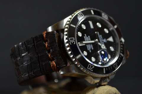DESTROYER II es una de nuestras correas reloj de piel hechas a mano, con piel de becerro. De color marron, con un espesor de 3 - 3.5 mm.