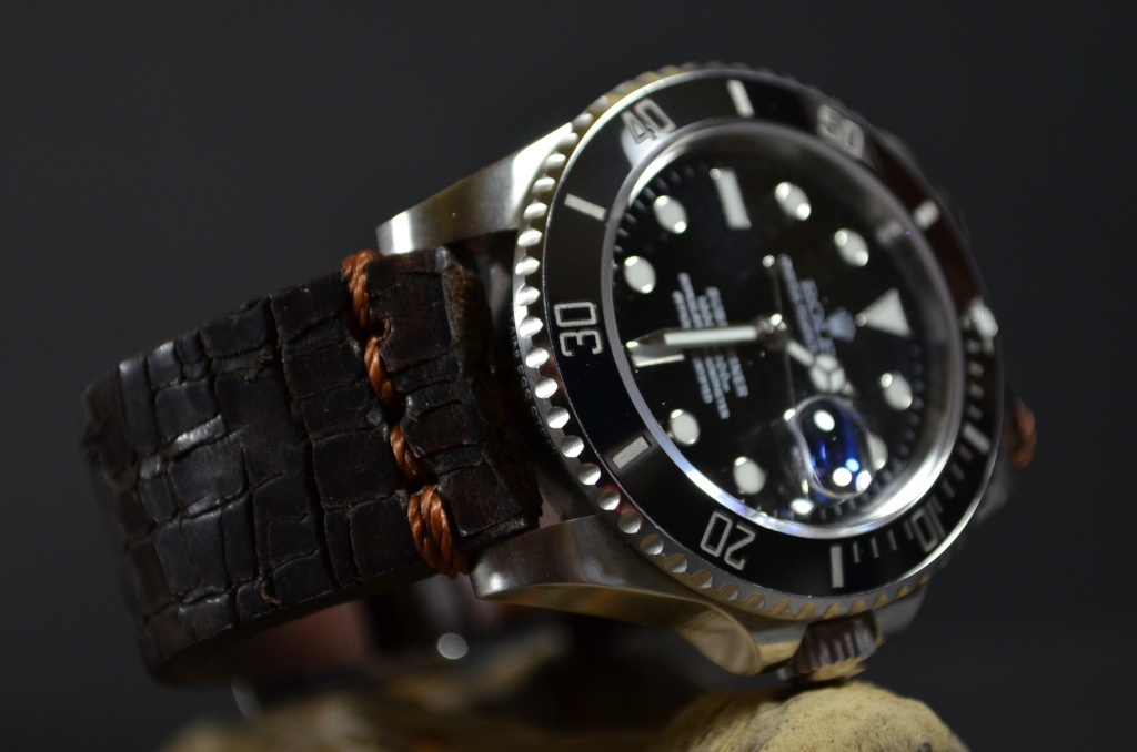 DESTROYER II es una de nuestras correas reloj de piel hechas a mano, con piel de becerro. De color marron, con un espesor de 3 - 3.5 mm.