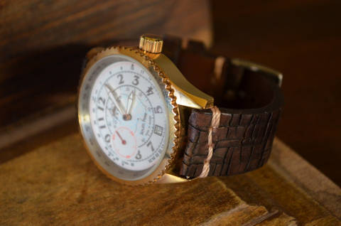 DESTROYER III es una de nuestras correas reloj de piel hechas a mano, con piel de becerro. De color marron, con un espesor de 3 - 3.5 mm.