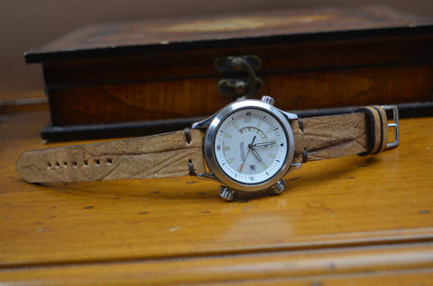 FERUS I es una de nuestras correas reloj de piel hechas a mano, con piel de becerro. De color marron cacahuete , con un espesor de 3 - 3.5 mm.